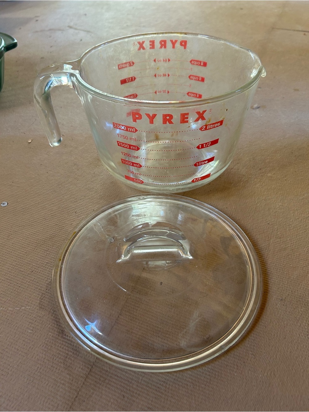 Vintage Pyrex 8 CUP/2 LITTERSGlass Measuring Cup with Red Markings and Lid